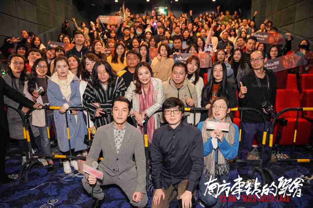 导演刁亦男、、胡歌与观众合影 导演刁亦男、、、胡歌与观众合影